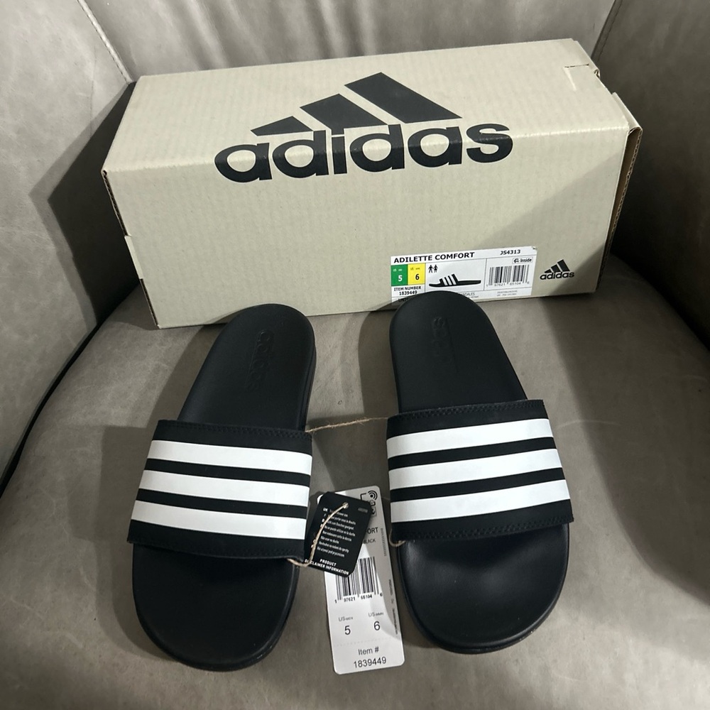 Adidas slides Comfort Black and White Slides Brand New in box size 6